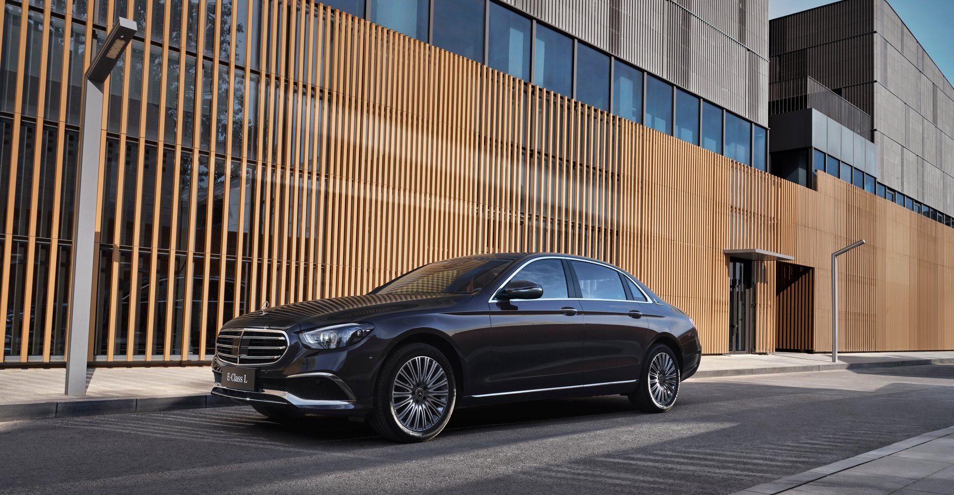 Download Vehicle Mercedes-Benz E 300 4k Ultra HD Wallpaper