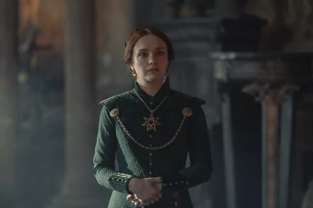 Alicent Hightower portrayed by Olivia Cooke in House of the Dragon wallpaper in high definition for desktop background.