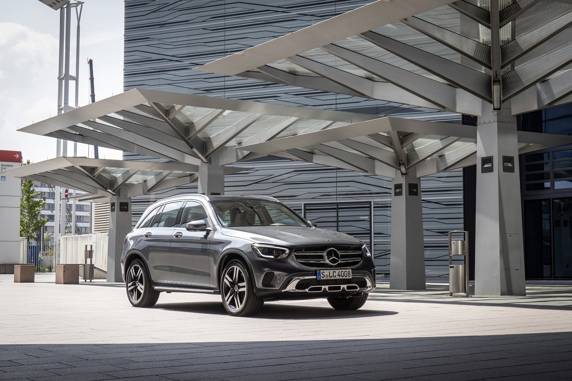 Download Vehicle Mercedes-Benz GLC-Class 4k Ultra HD Wallpaper