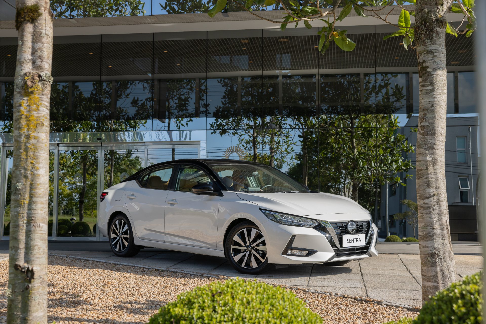 Download Vehicle Nissan Sentra HD Wallpaper