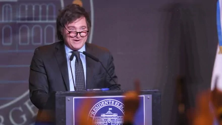 Man speaking at a podium with Presidente Electo sign, suitable as an HD desktop wallpaper or background.