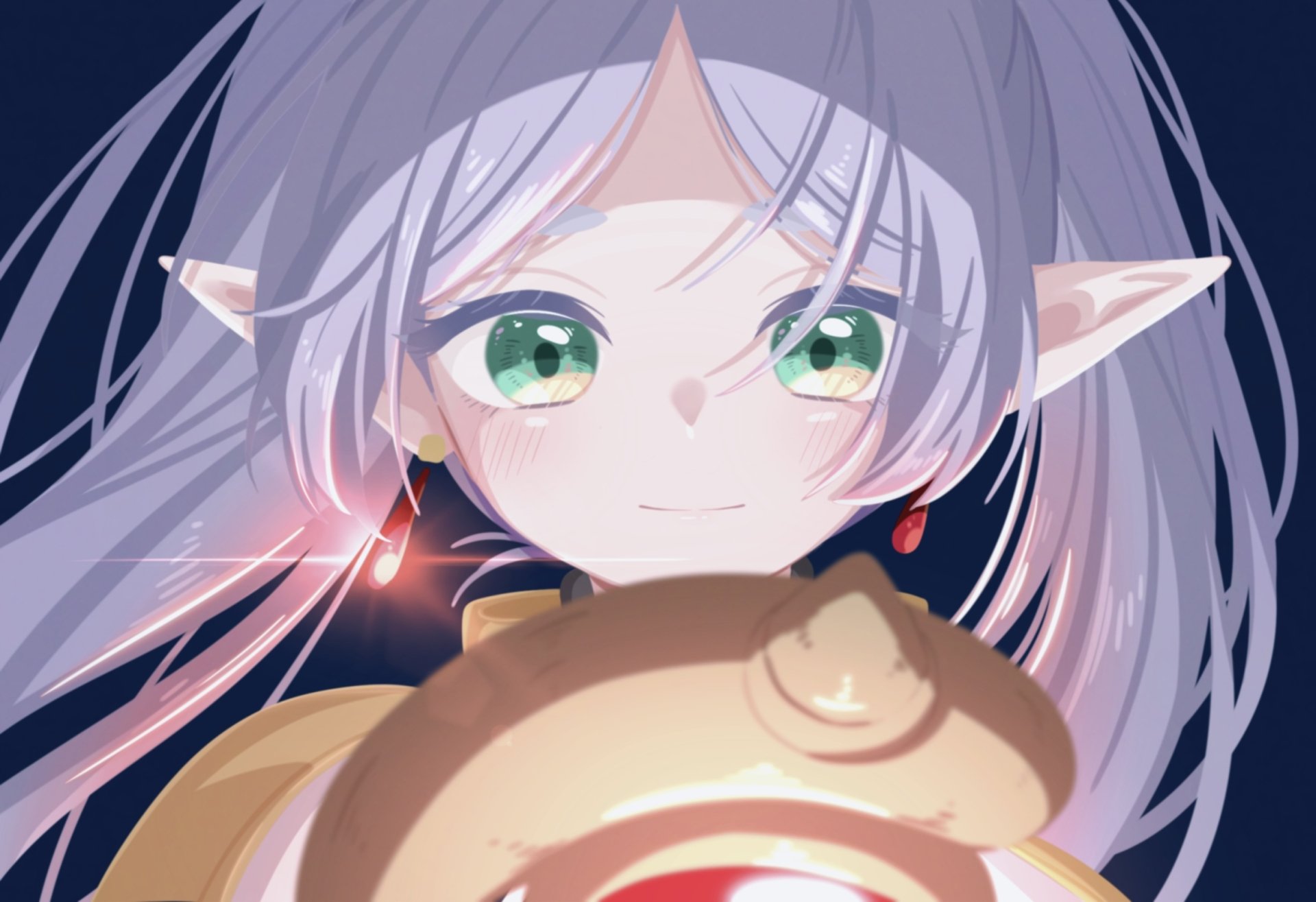 Frieren (Frieren: Beyond Journey's End) anime HD PC wallpaper — close-up of silver-haired elf with green eyes holding a glowing lantern, gentle smile on dark background