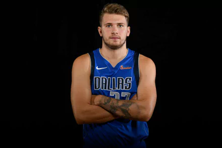 HD desktop wallpaper of a Dallas Mavericks player in a blue jersey, representing the NBA team and basketball.