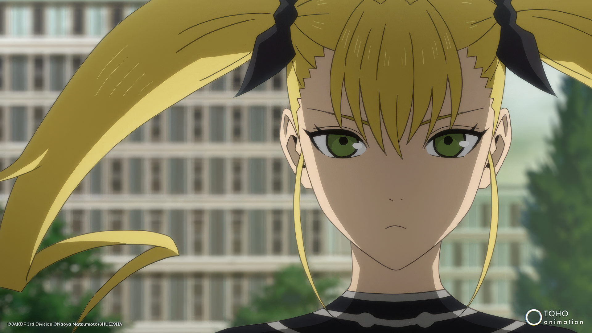 HD desktop wallpaper featuring Kikoru Shinomiya from Kaiju No. 8, with a focused expression, set against a city background.