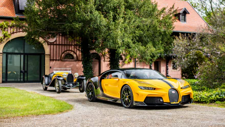 HD wallpaper featuring a Bugatti Chiron Super Sport 55 in a striking yellow and black color scheme, parked in front of a beautiful villa with another vintage Bugatti visible in the background.