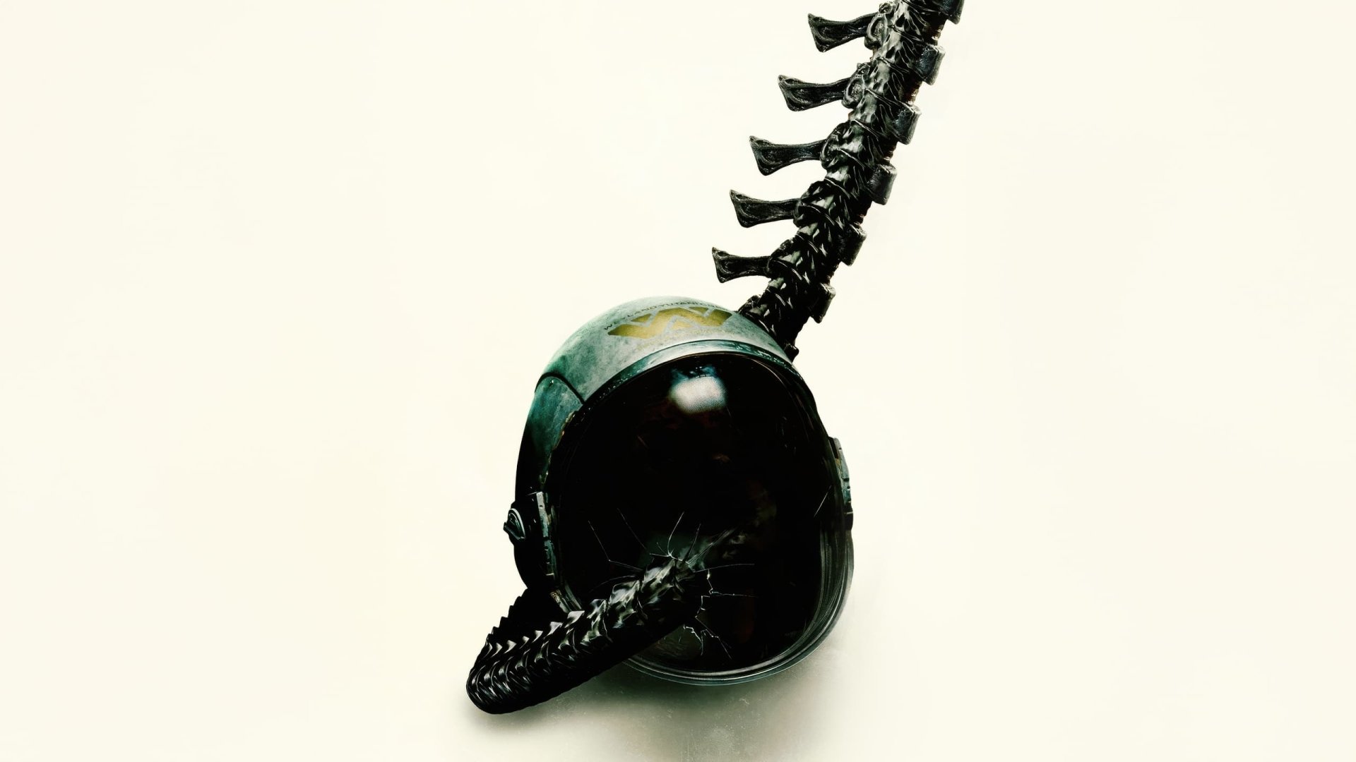 Alien: Romulus 2K Quad HD PC desktop wallpaper — a glossy astronaut helmet impaled and wrapped by a black xenomorph spine on a pale backdrop.