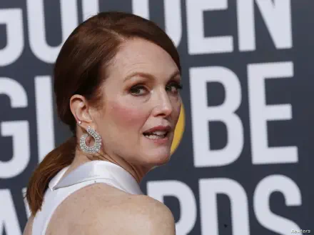  Julianne Moore