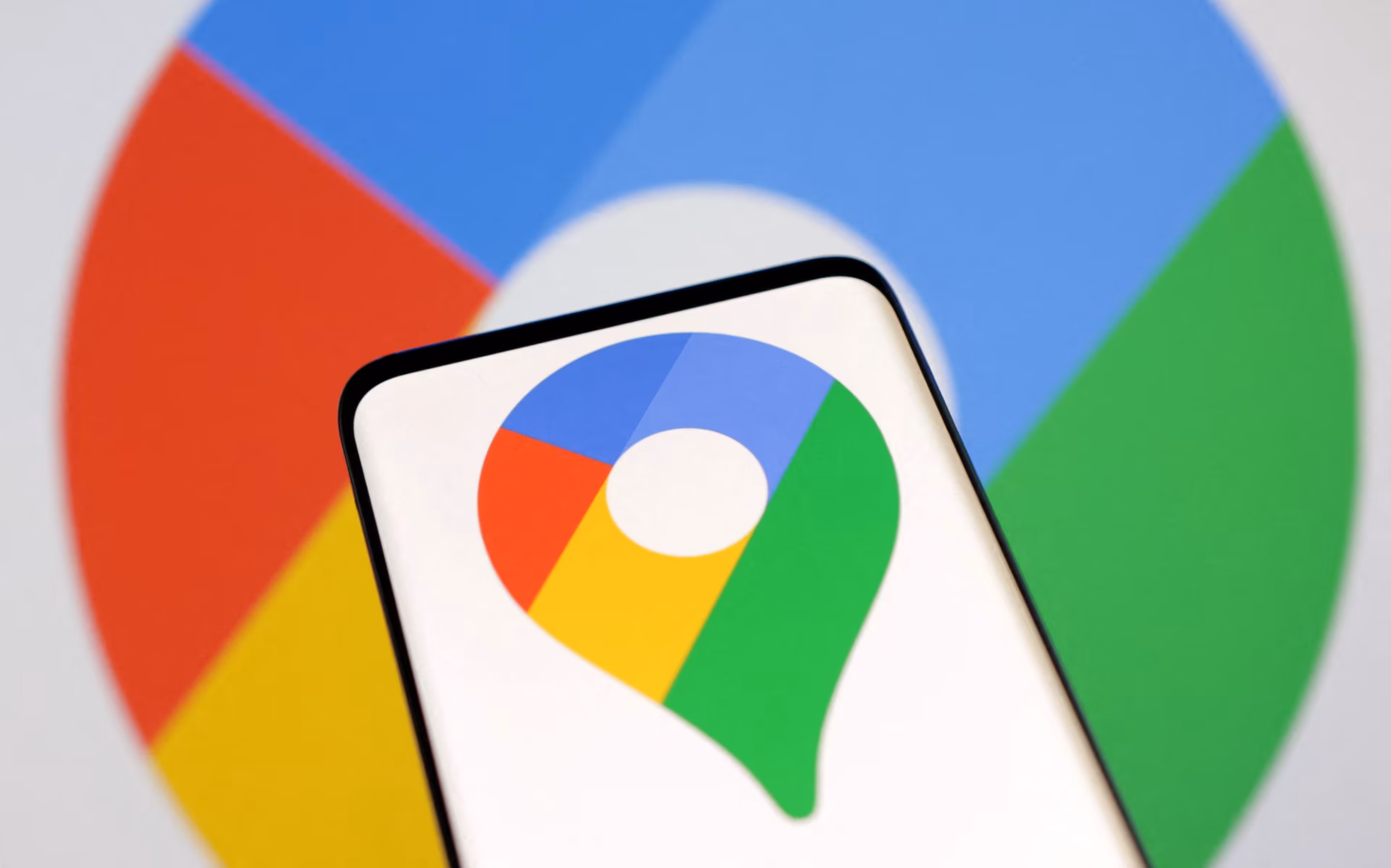 A vibrant 4K Ultra HD desktop wallpaper featuring the Google Maps logo on a smartphone, set against the colorful Google logo background.