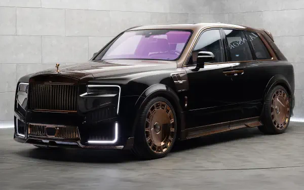 A sleek black Rolls-Royce Cullinan stands against a modern backdrop, showcasing its luxury design and impressive features in this stunning 4K Ultra HD desktop wallpaper.