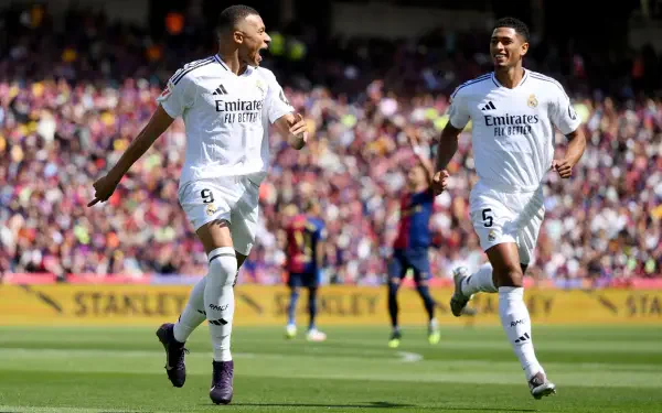 4K Ultra HD wallpaper featuring Real Madrid C.F. soccer players Kylian Mbappé and Jude Bellingham celebrating on the field during a match.