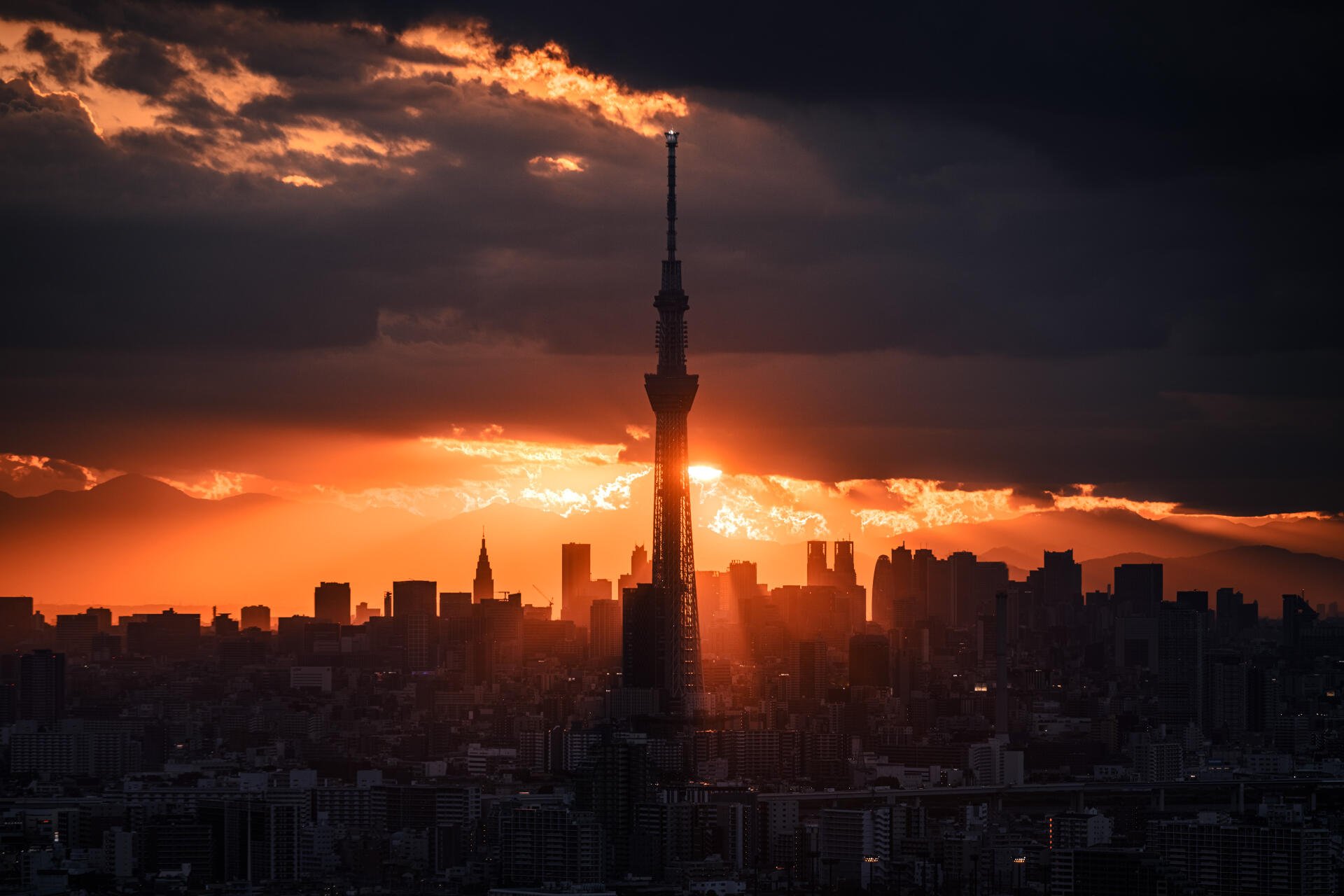 Golden Dusk Over Tokyo Skytree — 4K Ultra HD Cityscape by Nitto
