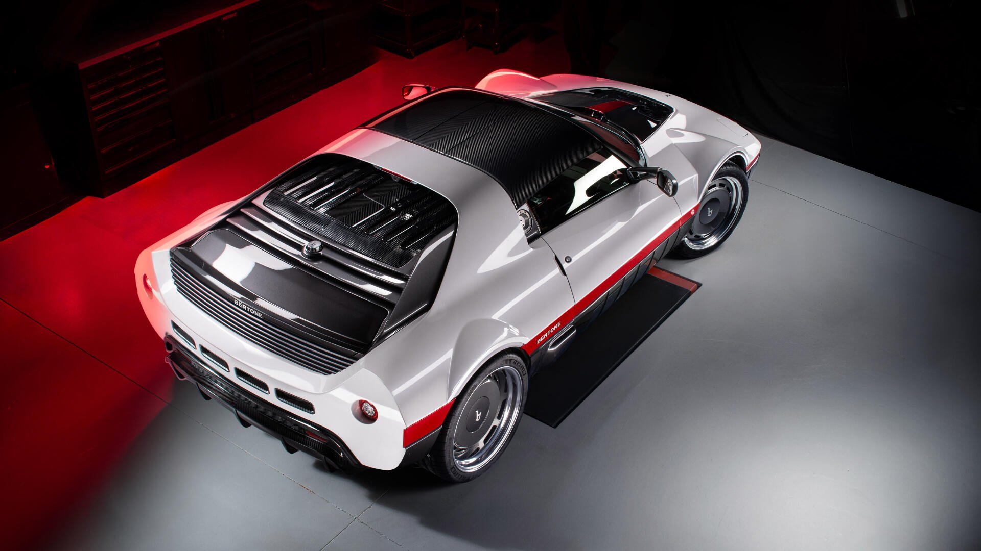 4K Ultra HD PC desktop wallpaper: white Bertone Runabout sports car, rear three-quarter view, sleek carbon roof and red-accented trim on dramatic red-gray backdrop.