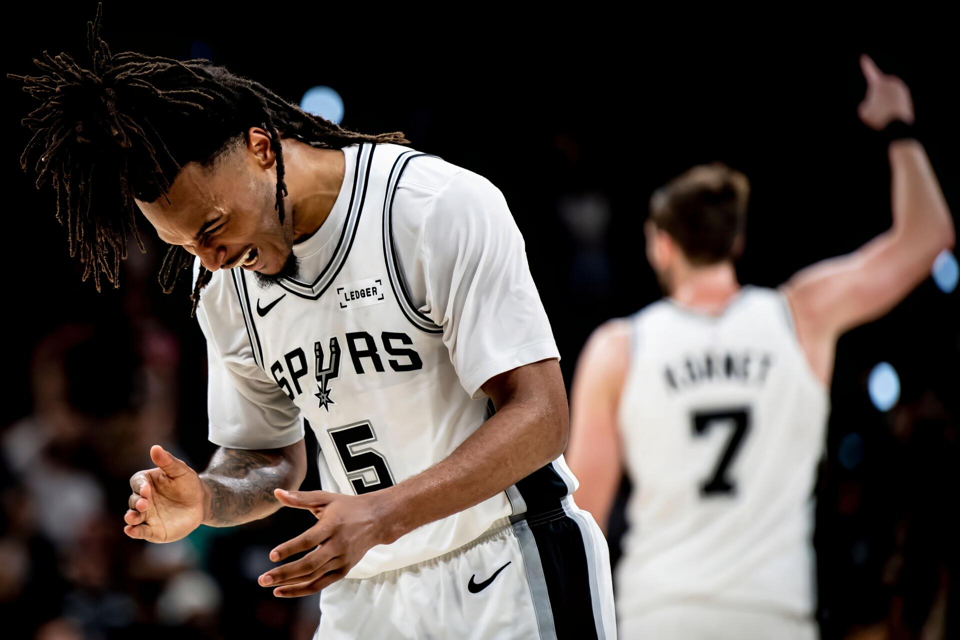 4K NBA desktop wallpaper: San Antonio Spurs player (identity unknown) reacting on court with teammate in the background.