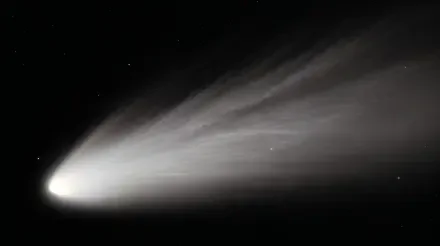 4K Ultra HD PC desktop wallpaper and background featuring a bright comet with a long glowing tail streaking across a starry black sky.