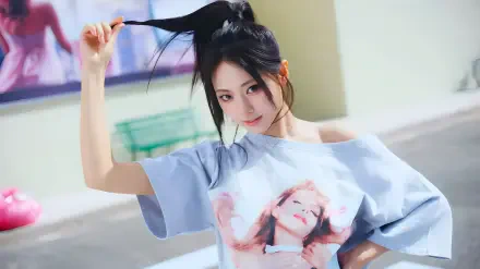 K-pop–style young woman with a high ponytail in an oversized graphic tee, playful pose on a sunlit street — 4K Ultra HD desktop wallpaper.