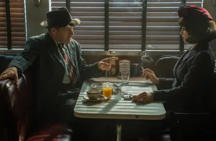 Movie The Bride!: two noir-dressed figures face off in a shadow-striped diner booth—man in fedora pointing, woman in dark hat holding a fork; 5K Ultra HD PC desktop wallpaper/background.