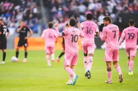 8K Ultra HD PC desktop wallpaper: Inter Miami CF soccer players in pink kits celebrate on the pitch, featuring jersey numbers 10 and 7 in a packed stadium atmosphere.
