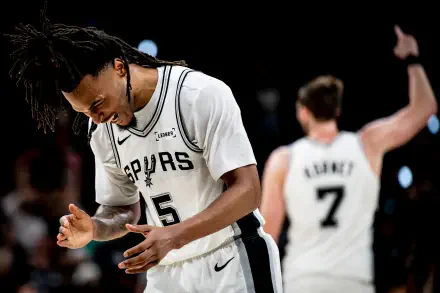 4K NBA desktop wallpaper: San Antonio Spurs player (identity unknown) reacting on court with teammate in the background.