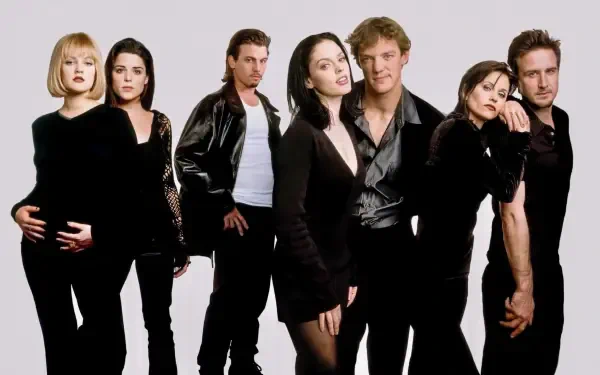 Group portrait from Scream (Movie): six cast members in black outfits against a pale backdrop — 4K Ultra HD PC desktop wallpaper and background.