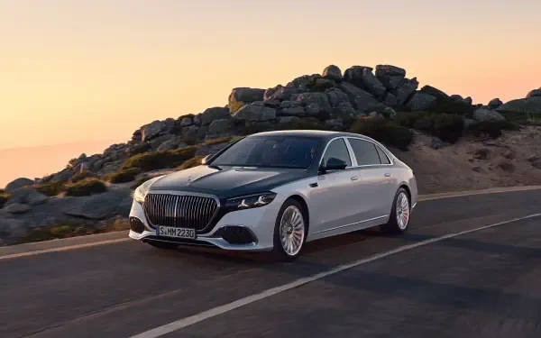 Silver Mercedes‑Maybach S 680 parked on a coastal road at sunset — 4K Ultra HD PC desktop wallpaper/background.