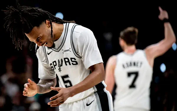 4K NBA desktop wallpaper: San Antonio Spurs player (identity unknown) reacting on court with teammate in the background.