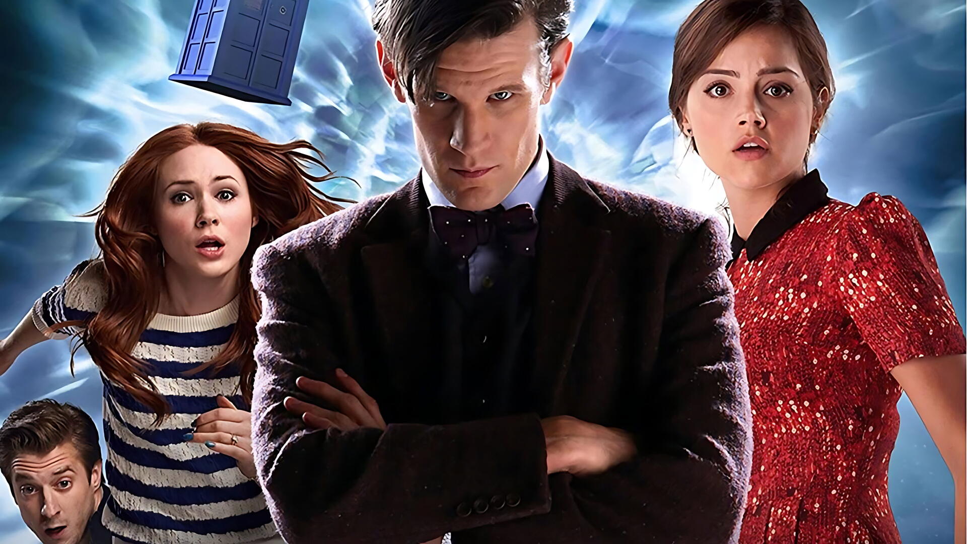 Doctor Who (2005) 4K Ultra HD PC desktop wallpaper: the Doctor in a bow tie stands with two companions as the TARDIS floats amid swirling blue energy.