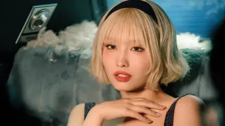 5K Ultra HD desktop wallpaper: close-up of a blonde bobbed woman with headband, soft makeup and elegant pose against a dreamy smoky-blue backdrop, K-pop–inspired.