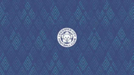 2K Quad HD PC desktop wallpaper: blue patterned background with repeating chevron motifs and a central circular Leicester City F.C. logo.