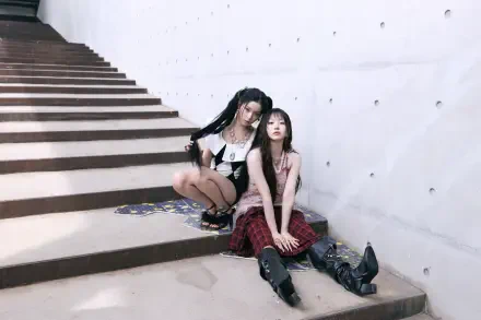 NMIXX Strange Muse 4K Ultra HD desktop wallpaper featuring two women in edgy fashion seated on concrete stairs.