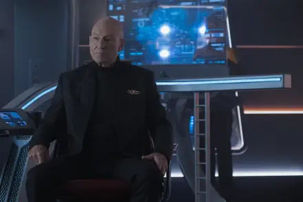 Jean-Luc Picard, portrayed by Patrick Stewart, aboard a Starfleet bridge in Star Trek: Picard, 2K Quad HD PC desktop wallpaper.