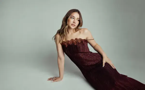 Studio portrait of a young woman reclining in a strapless burgundy gown on a light gray backdrop — 4K Ultra HD desktop wallpaper.
