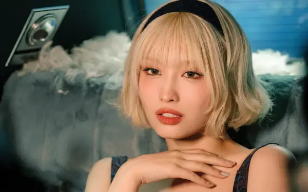 5K Ultra HD desktop wallpaper: close-up of a blonde bobbed woman with headband, soft makeup and elegant pose against a dreamy smoky-blue backdrop, K-pop–inspired.