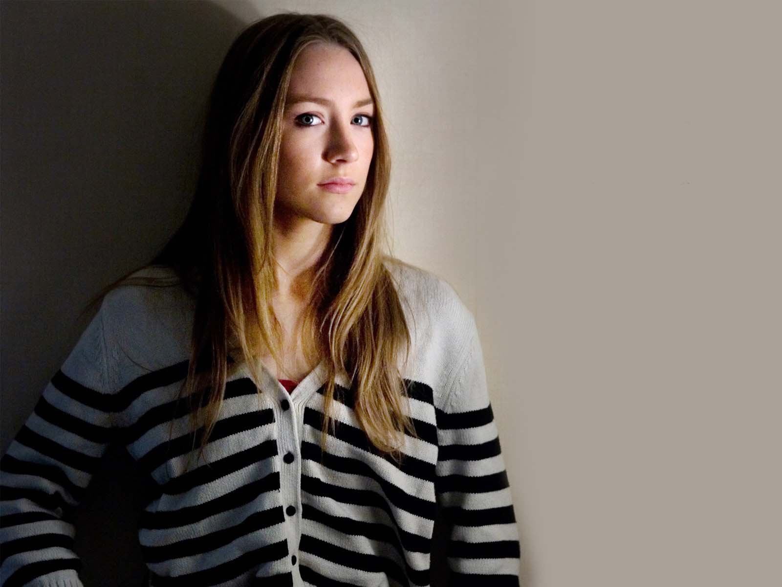 Download Celebrity Saoirse Ronan Wallpaper