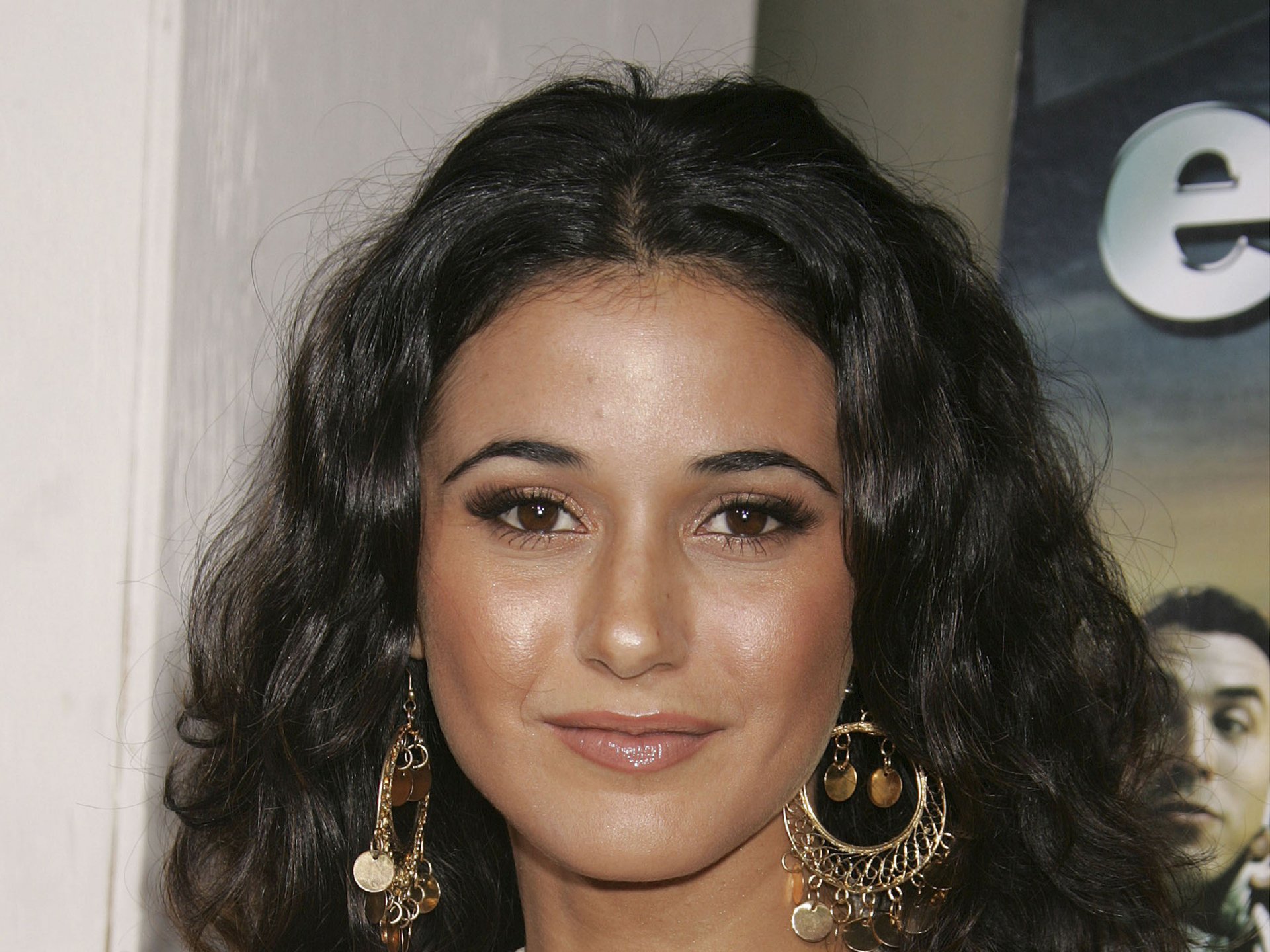 Download Celebrity Emmanuelle Chriqui HD Wallpaper