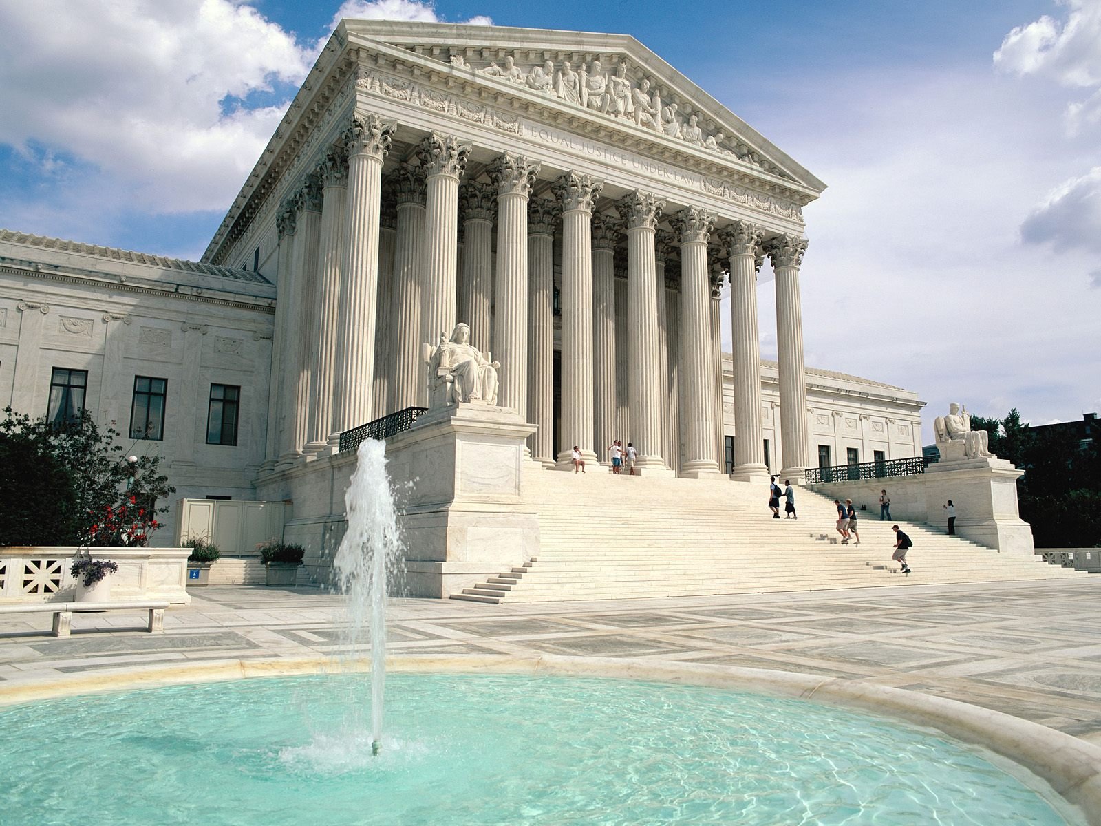 HD desktop wallpaper of Washington architecture featuring a grand building with columns, a fountain with statues, and people around the man-made water feature.
