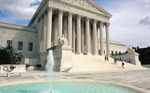 HD desktop wallpaper of Washington architecture featuring a grand building with columns, a fountain with statues, and people around the man-made water feature.