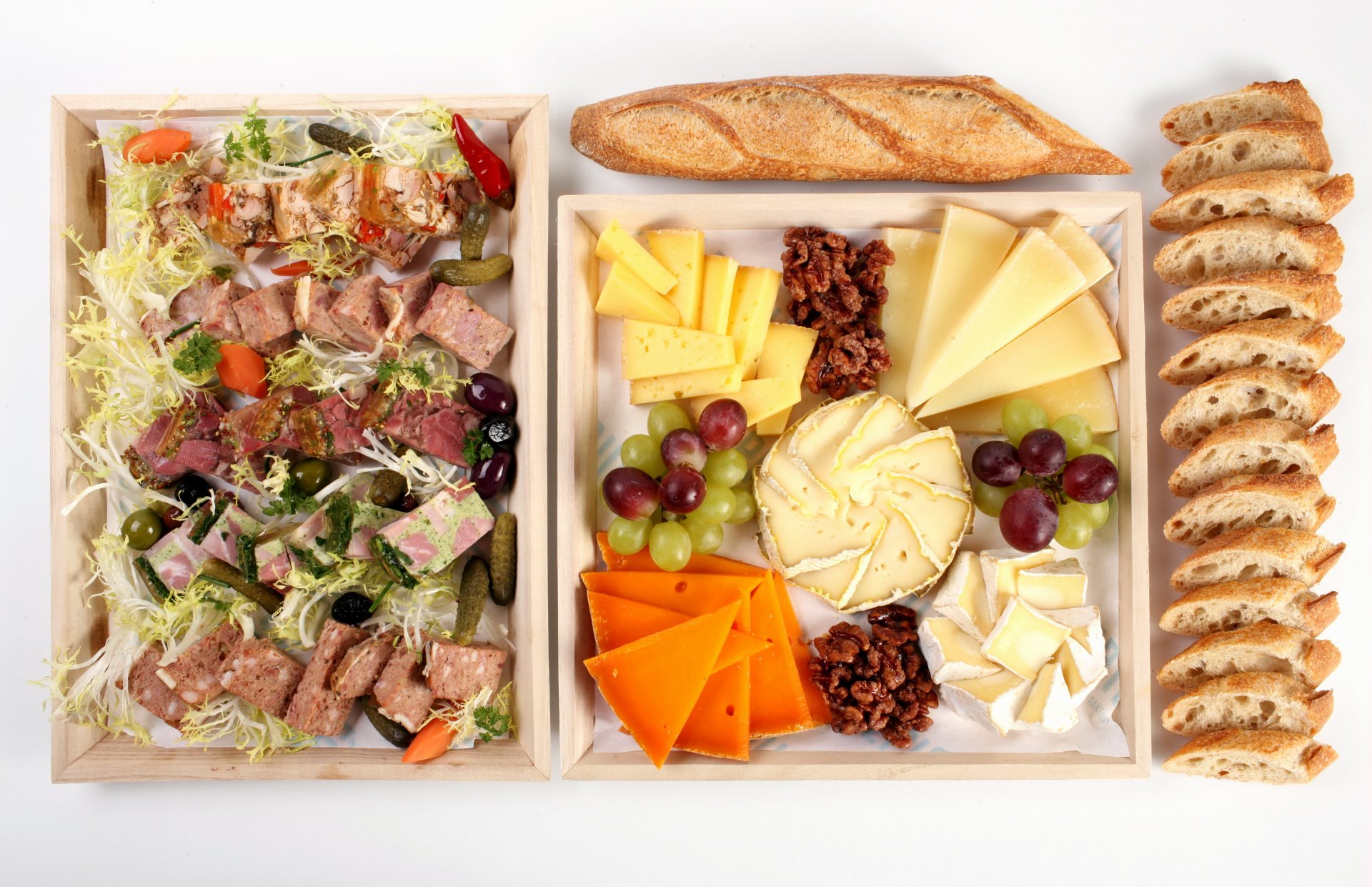 4K Ultra HD PC desktop wallpaper of a food spread: a cheese board with assorted cheeses, grapes and nuts, sliced baguette and a mixed salad with sliced meat.