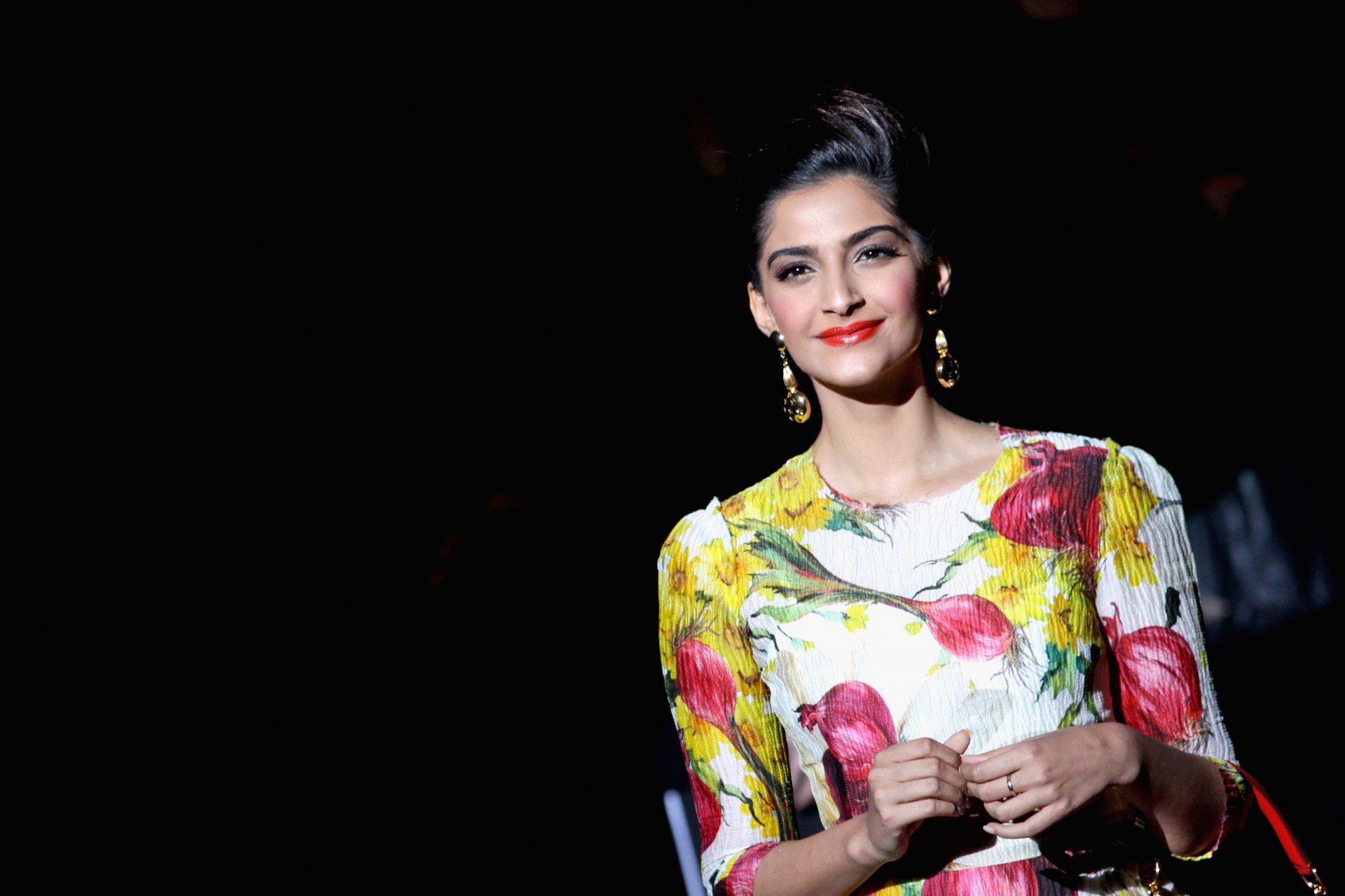 Sonam Kapoor HD Wallpaper