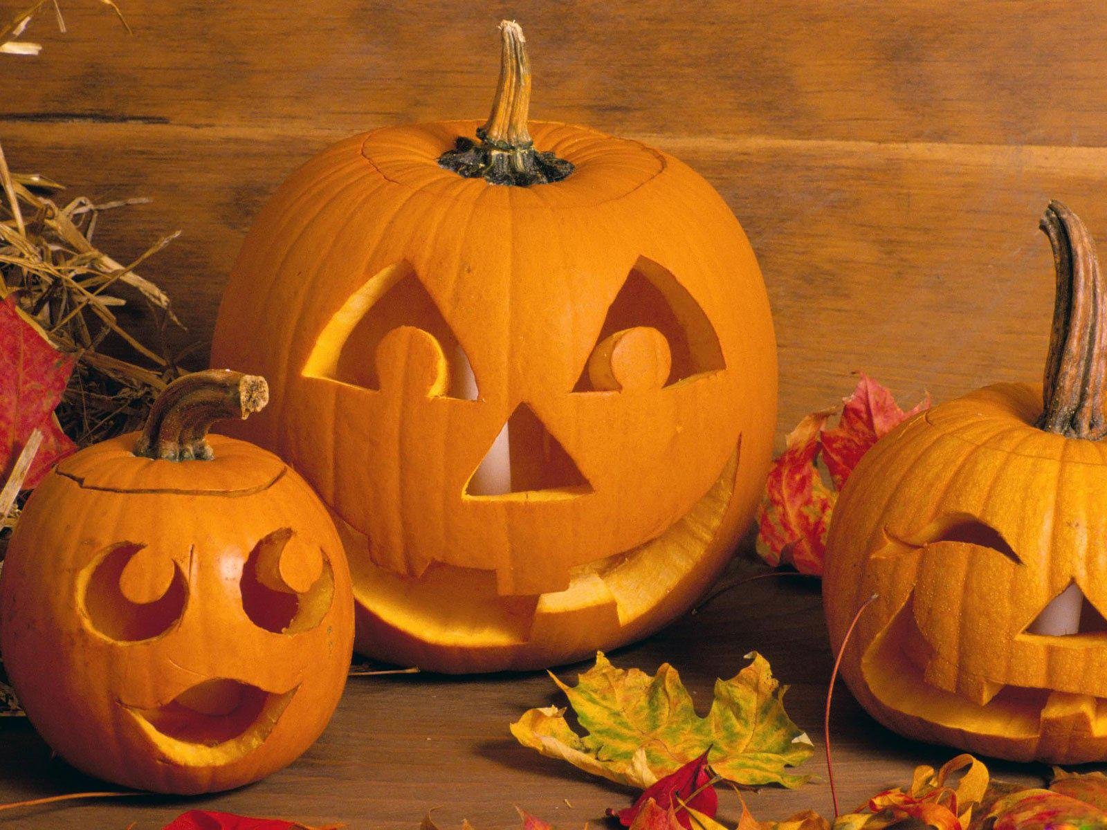 Spooktacular Halloween HD Wallpaper with Jack-o'-Lanterns