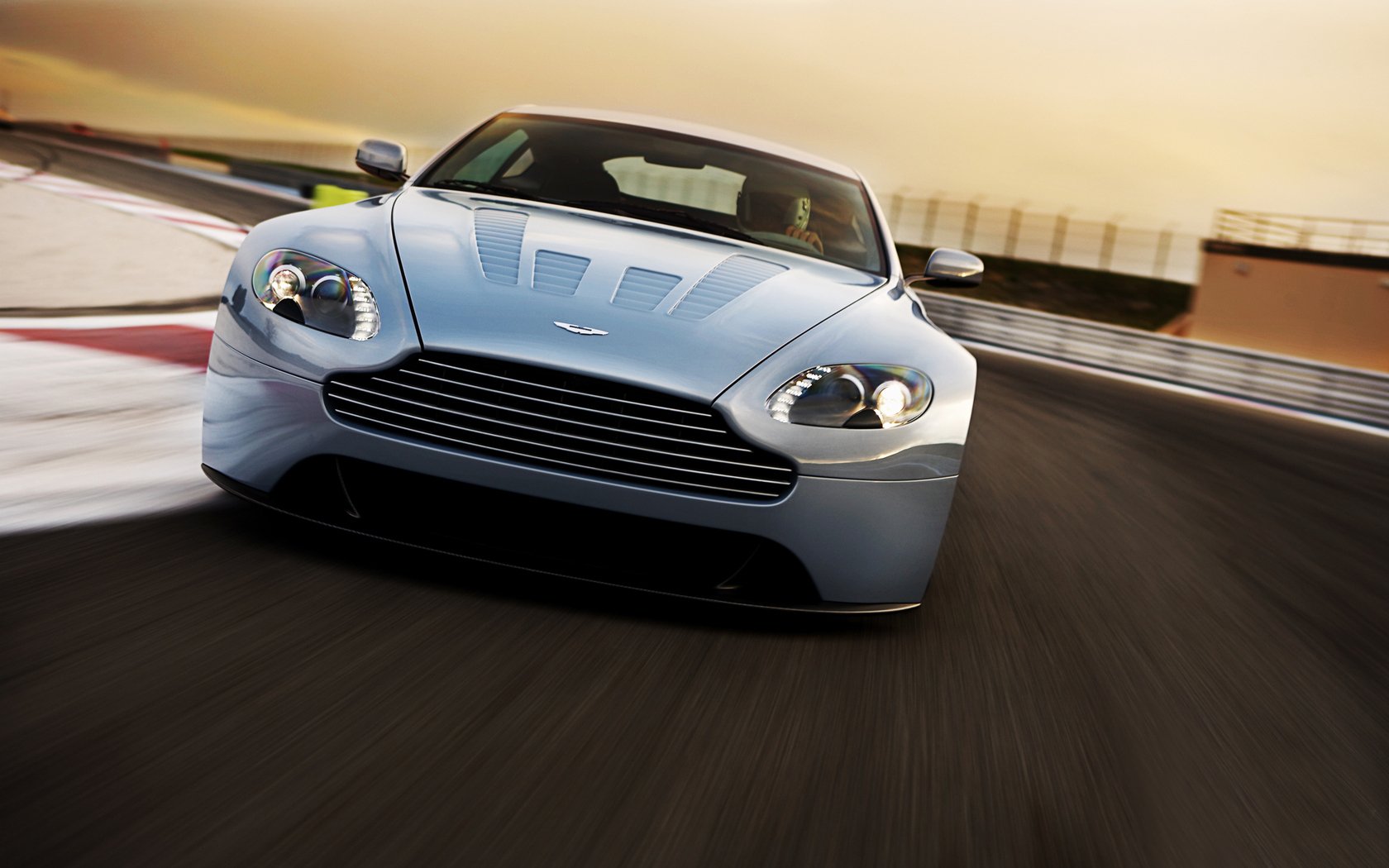 Download Vehicle Aston Martin V12 Vantage Wallpaper