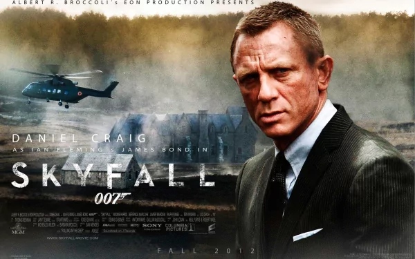 HD desktop wallpaper featuring Daniel Craig as James Bond in the movie Skyfall, with a helicopter and cityscape in the background.