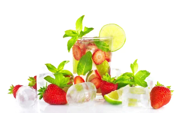 HD PC desktop wallpaper featuring a refreshing strawberry drink with lime slices, fresh strawberries, mint leaves, and ice cubes on a white background.