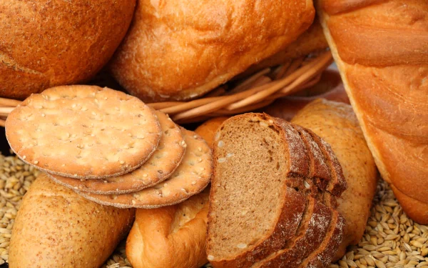 HD PC desktop wallpaper featuring a close-up of assorted breads and round crackers arranged in a basket-like setting.