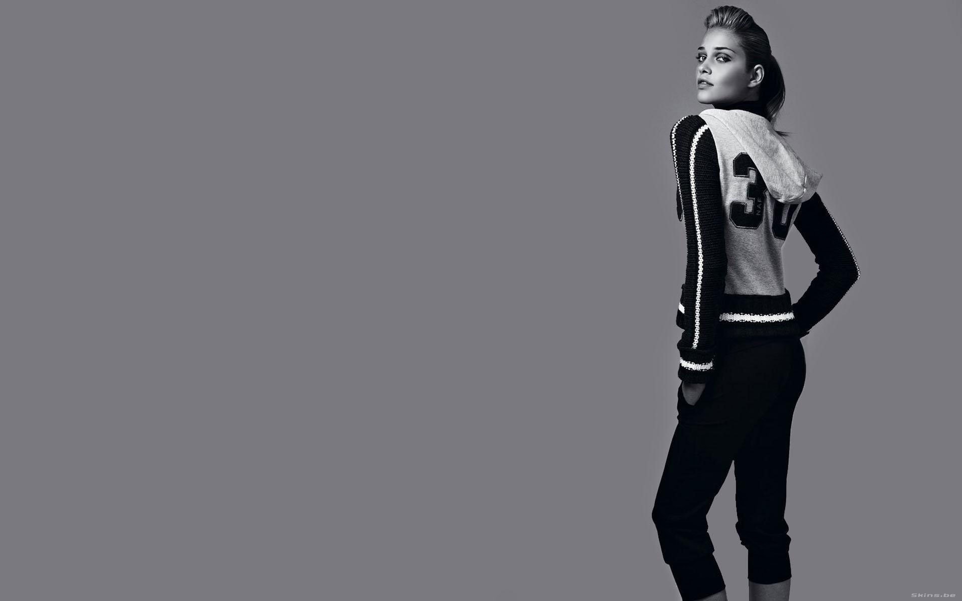 HD PC desktop wallpaper featuring a confident woman, Ana Beatriz Barros, dressed in a stylish black and white outfit against a plain gray background.