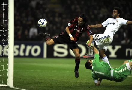 HD desktop wallpaper featuring A.C. Milan’s Filippo Inzaghi executing a bicycle kick during a soccer match against Real Madrid.