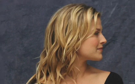 HD PC desktop wallpaper featuring a side profile of celebrity Ali Larter with wavy blonde hair against a dark background.