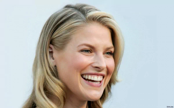 HD desktop wallpaper featuring a close-up of celebrity Ali Larter smiling against a light background.