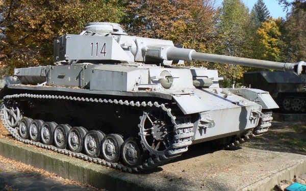 4K Ultra HD desktop wallpaper of a Panzer IV military tank displayed outdoors among autumn foliage.