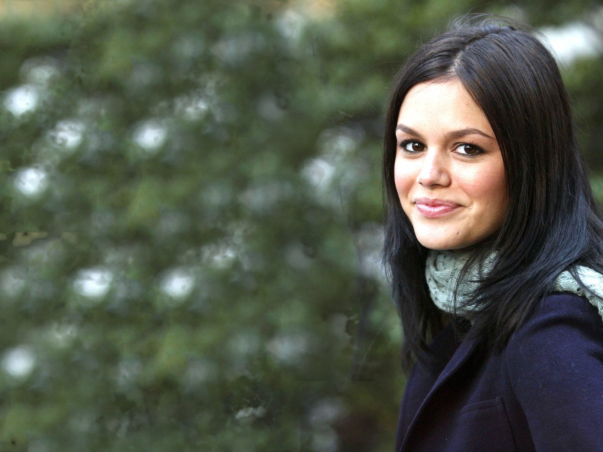 HD PC desktop wallpaper featuring celebrity Rachel Bilson smiling against a blurred green outdoor background.
