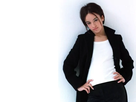 HD PC desktop wallpaper featuring Alizée posing confidently against a white background, representing music and style.